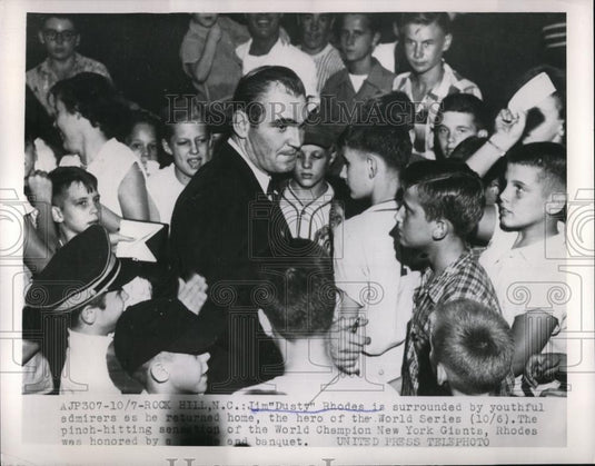 1954 Press Photo New York Giants Jim "Dusty" Rhodes Surrounded By Admirers - Historic Images