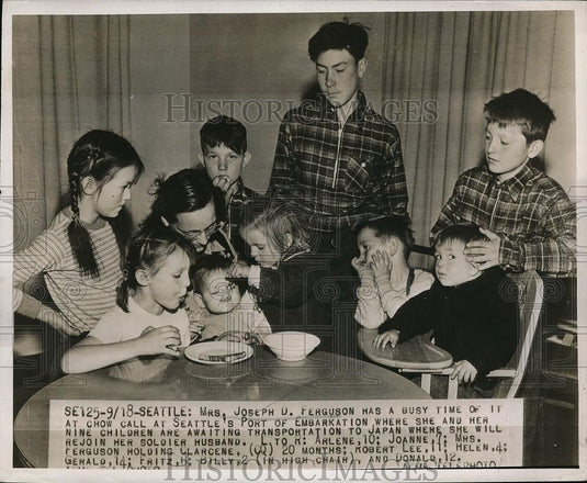 1947 Press Photo Mrs. Joseph D Ferguson with Nine Children at Seattle's Port - Historic Images
