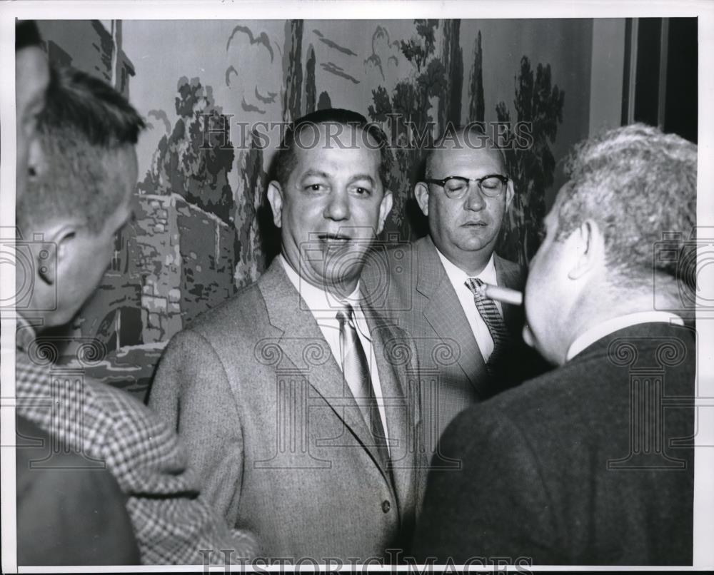 1957 Press Photo Gabe Paul, V.P. of Cincinnati Redlegs, at National League mtg. - Historic Images