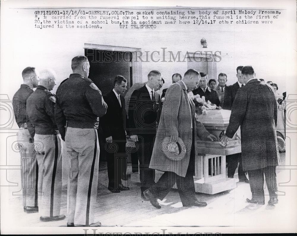 1961 Press Photo Group of people at funeral - Historic Images