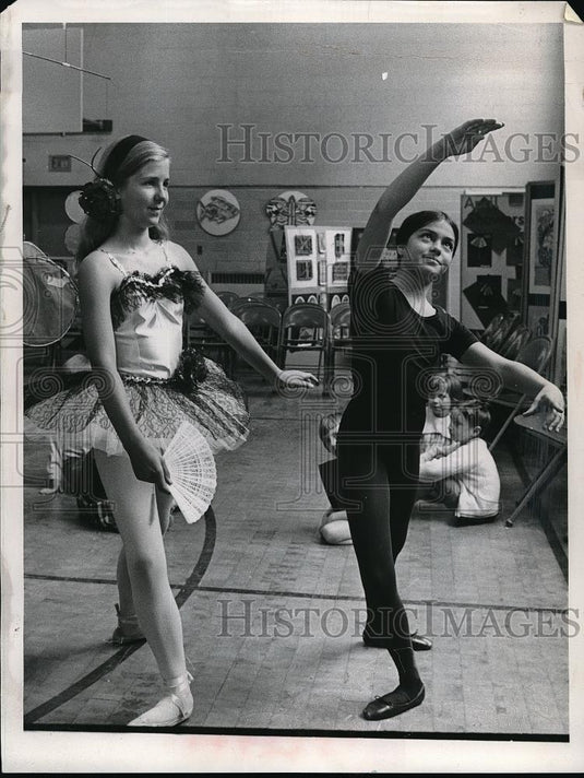 Press Photo Lissa Morganthaler, Gigi Hady, Taft School in Lakewood - Historic Images