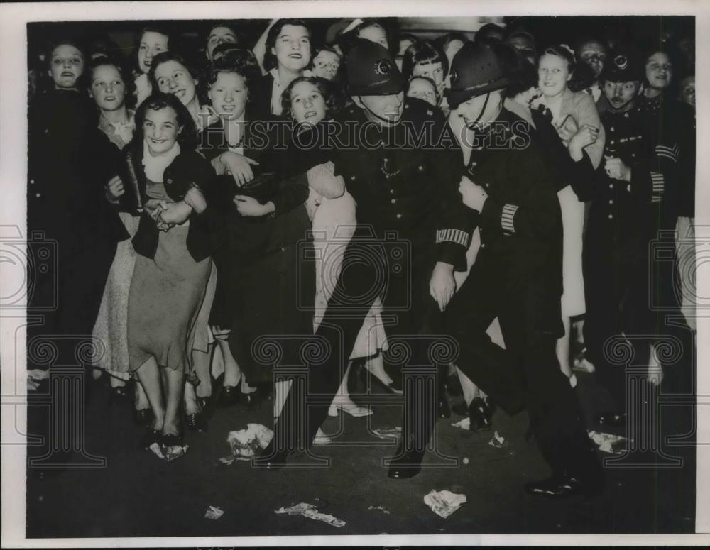 1937 Press Photo London Police Hold Back Fans As They Try to Reach Robert Taylor - Historic Images