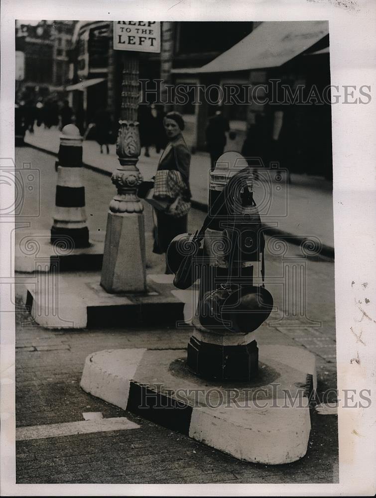 1939 Press Photo Police helmets &amp; gas masks for London, England forces - Historic Images