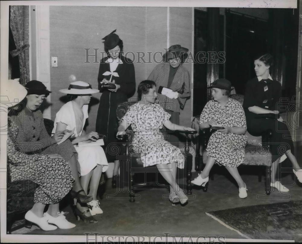 1936 Press Photo Mrs. Landon, Wife of Gov. Alfred Landon Meets Press in Topeka - Historic Images