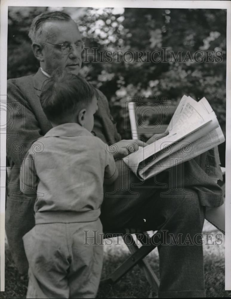 1936 Press Photo Gov. Alf M. Landon of KS with his son John Cobb Landon - Historic Images