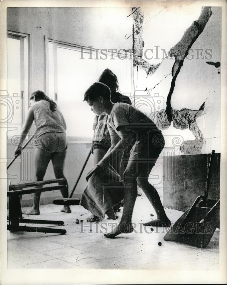 1967 Press Photo Youngsters clear up rubble as reconstruction work starts repair - Historic Images