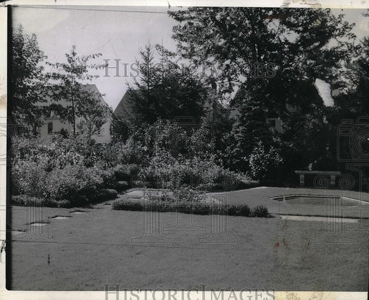 1941 Press Photo Mr. and Mrs L.L. Rell Garden - Historic Images
