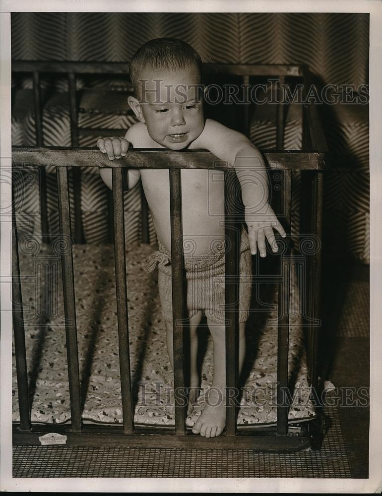 1939 Press Photo Young David standing in his crib - Historic Images