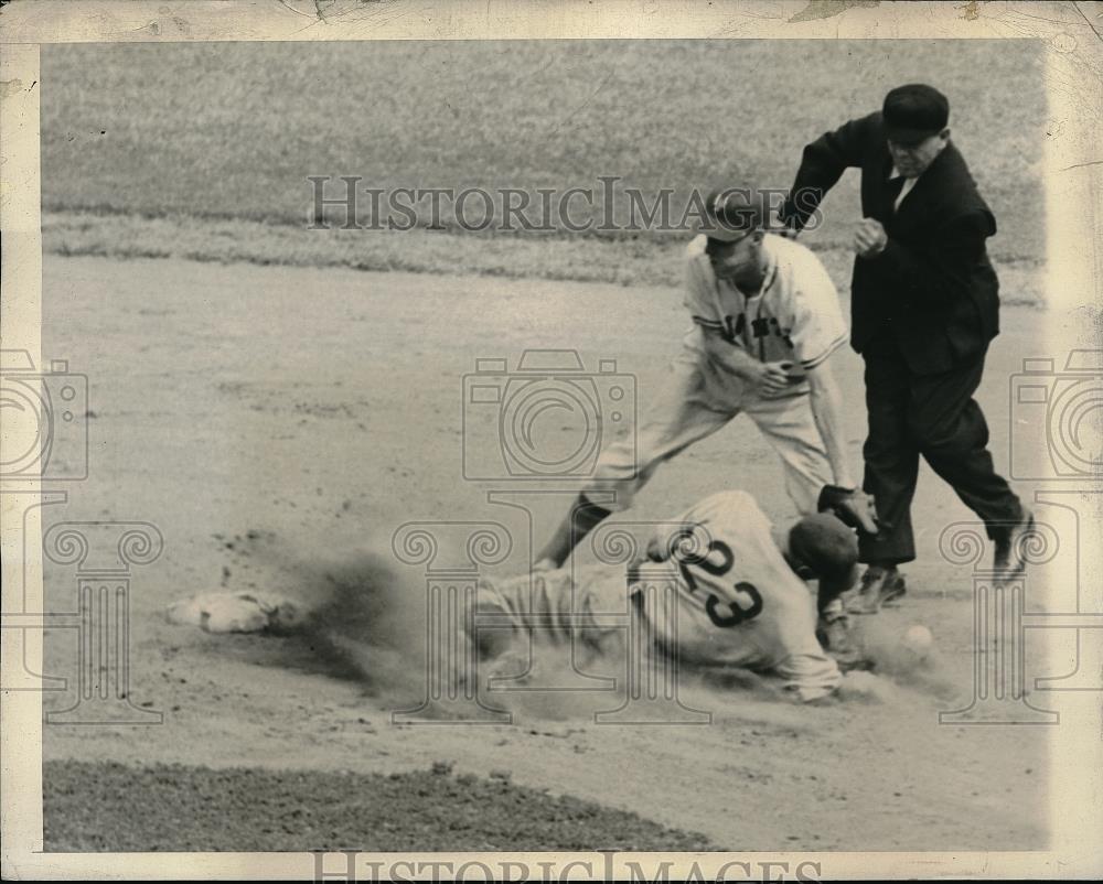 1944 Press Photo Chicago Cubs Roy Hughes safe on a steal vs NY Giants John Kerr - Historic Images