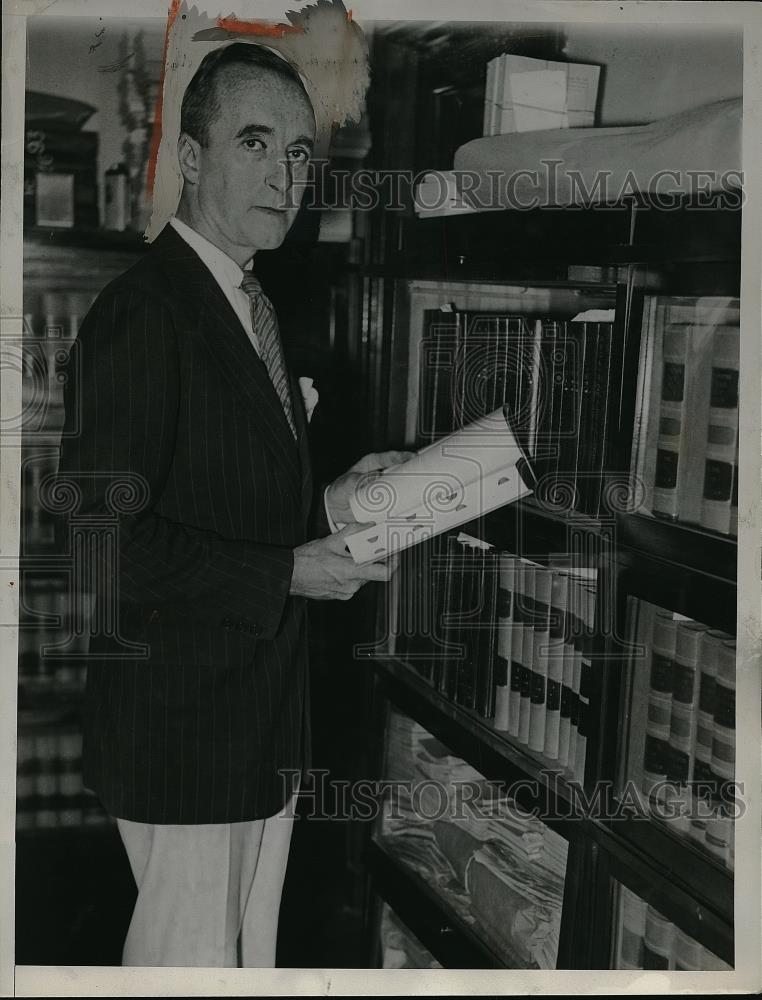 1932 Press Photo John Finery posing for photo - Historic Images