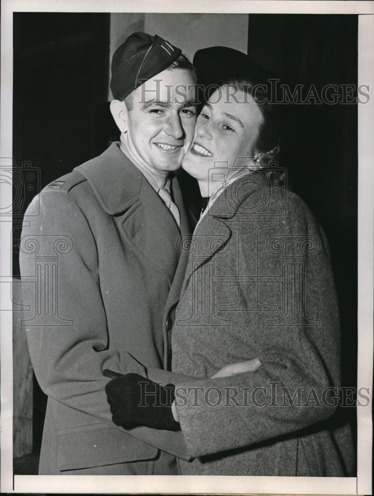 1945 Press Photo Capt. Robert Thrasher Greets British Wife Mary In New York - Historic Images