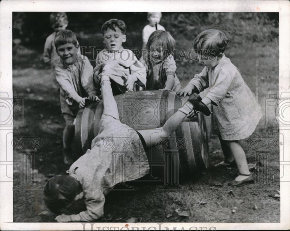 1943 Press Photo Kennington, England children playing on a barrell - Historic Images