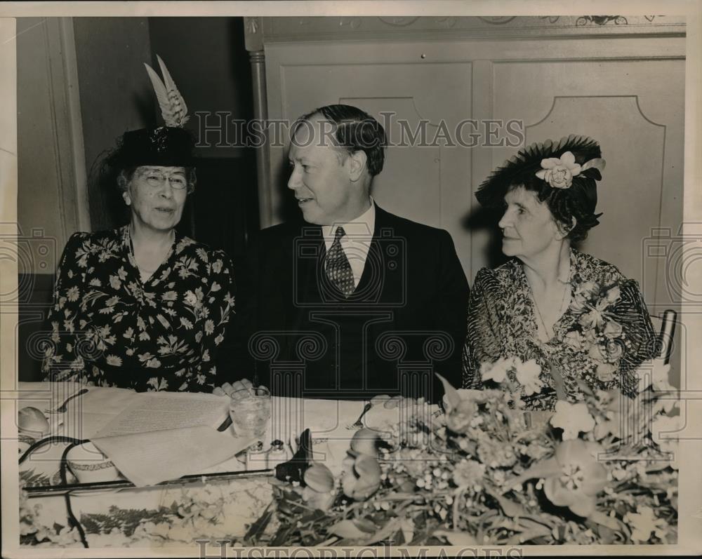 1940 Press Photo Senator Robert A. Taft. Mrs. William Henry Hays Luncheon - Historic Images