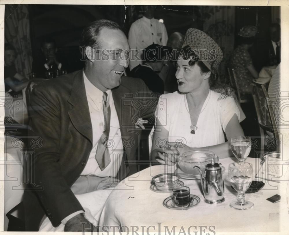 1939 Press Photo NY Yankee pitcher Charles (Red) Ruffing & his wife - Historic Images