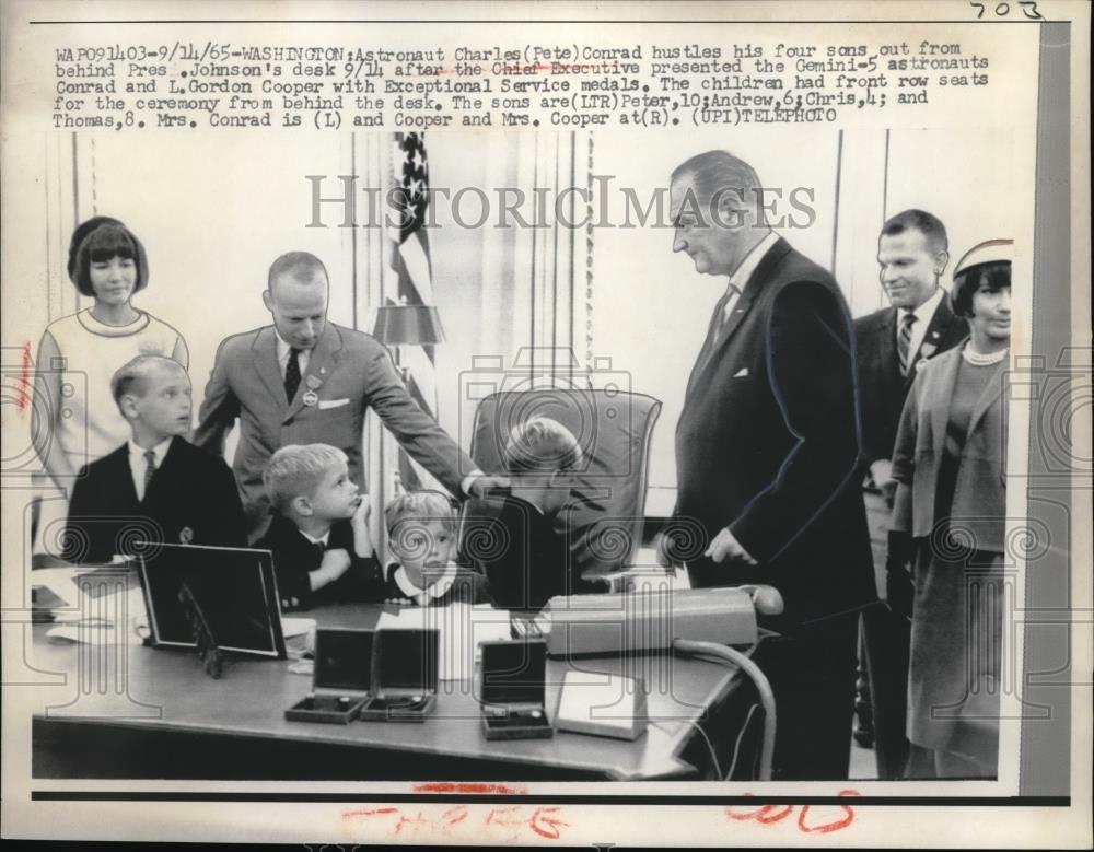 1965 Press Photo Astronaut Charles Conrad, President Johnson, L. Gordon Cooper - Historic Images