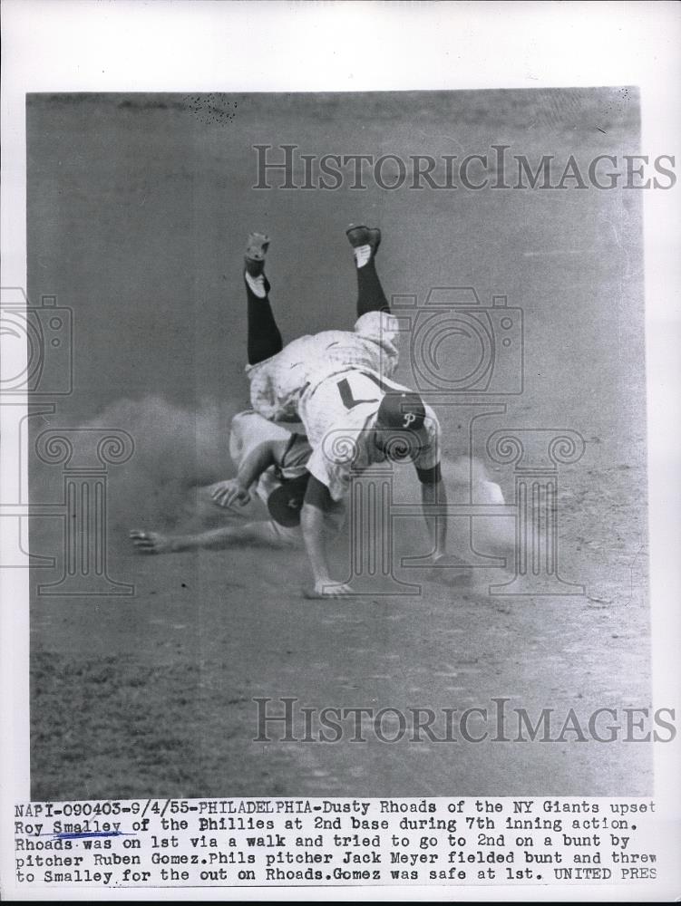 1955 Press Photo Dusty Rhoads of Giants upset Roy Smalley at 2nd base - Historic Images