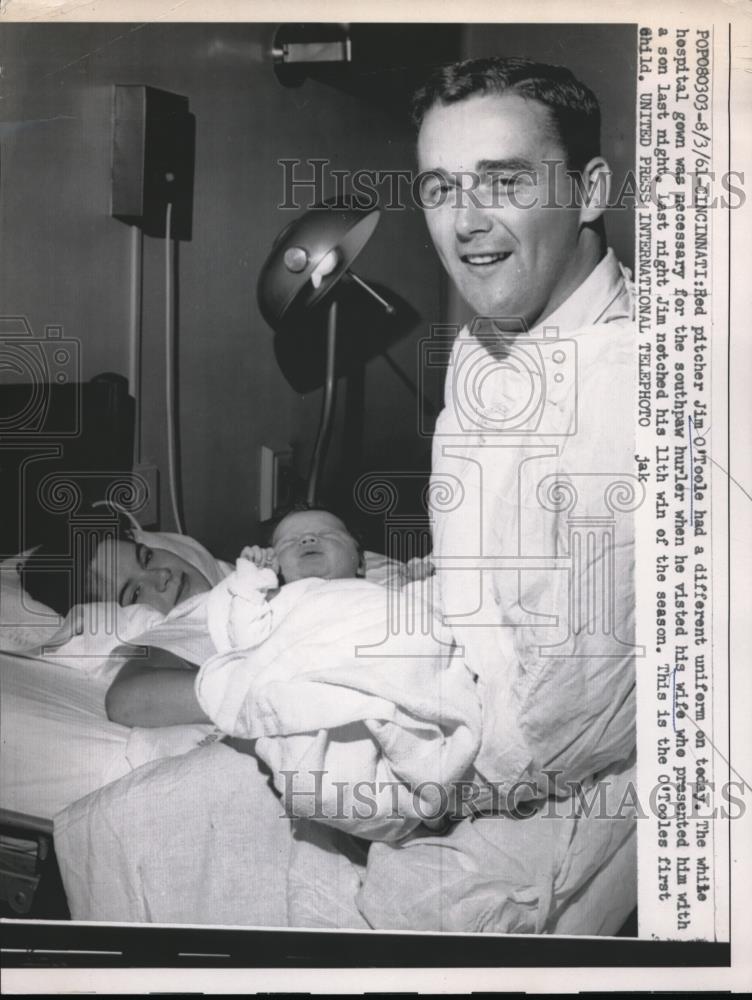 1961 Press Photo Reds Pitcher Jim O&#39;Toole In Hospital As Wife Gives Birth - Historic Images