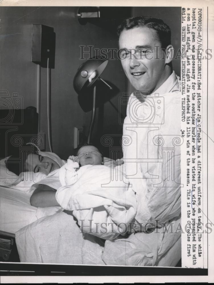 1961 Press Photo Reds Pitcher Jim O'Toole In Hospital As Wife Gives Birth - Historic Images