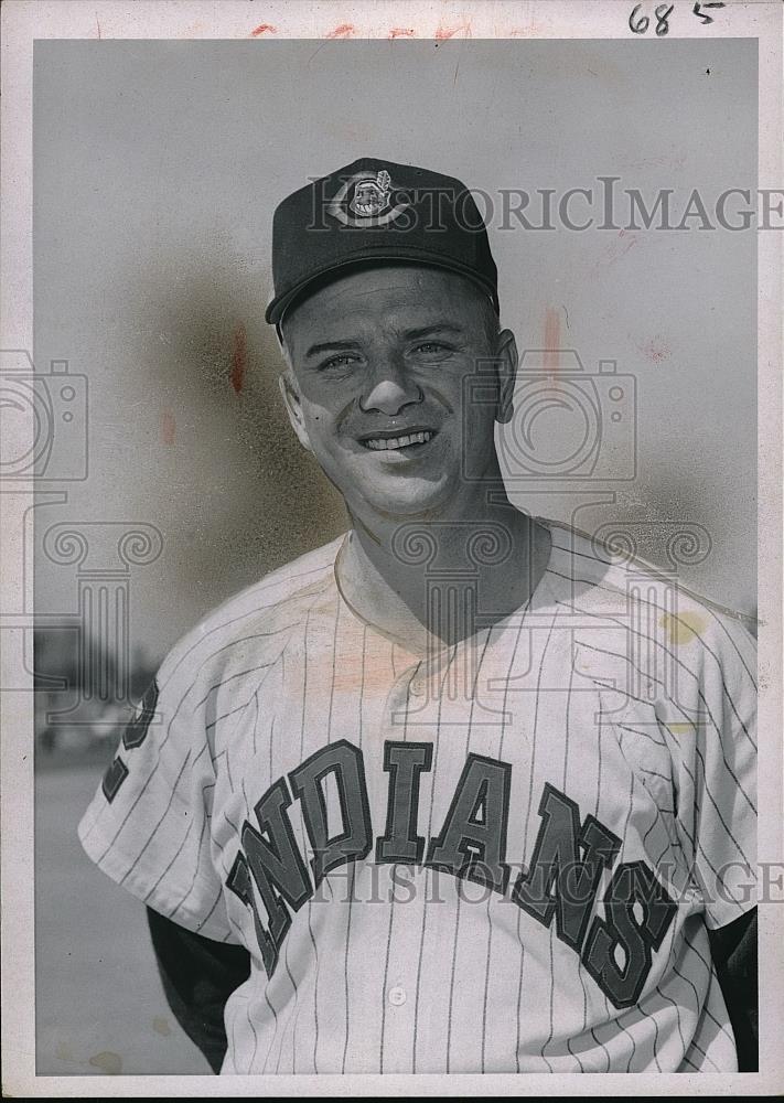 1963 Press Photo Cleveland Indian, Gene Green on the field - Historic Images