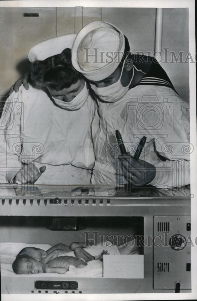 1951 Press Photo USN comm tech James Henry &amp; newborn teins &amp; nurse - Historic Images