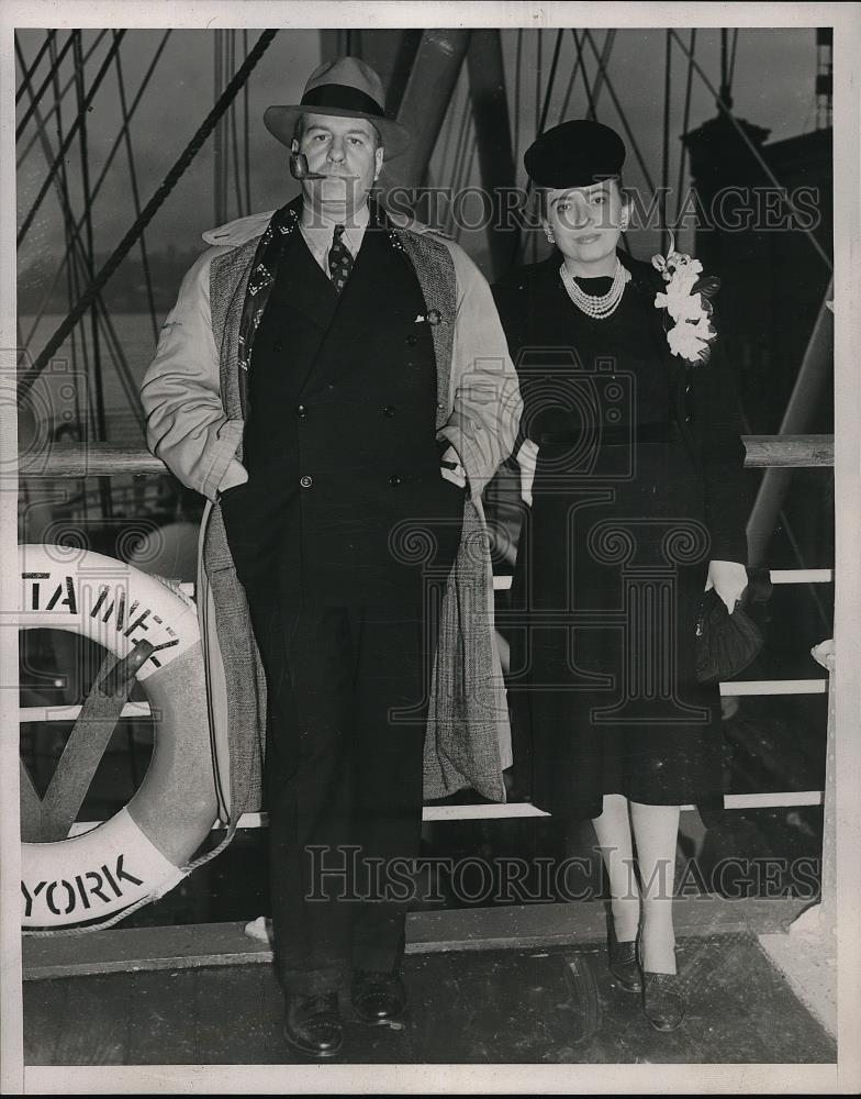 1938 Press Photo June Thorton and wife aboard a boat - Historic Images