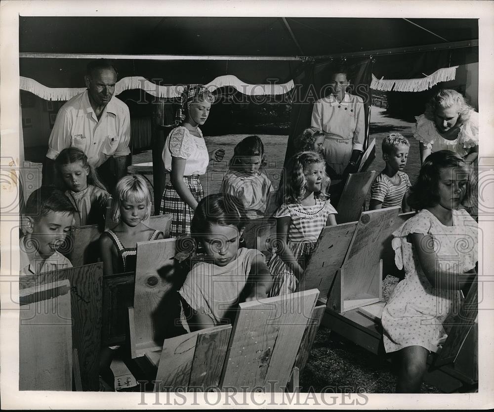 1947 Press Photo Gen Gainsford, Phoebe Whipple teach a art class - Historic Images