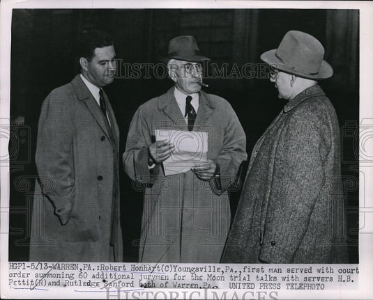 1952 Press Photo Robert Honhart, served with court papers H.B. Pettit Sanford - Historic Images