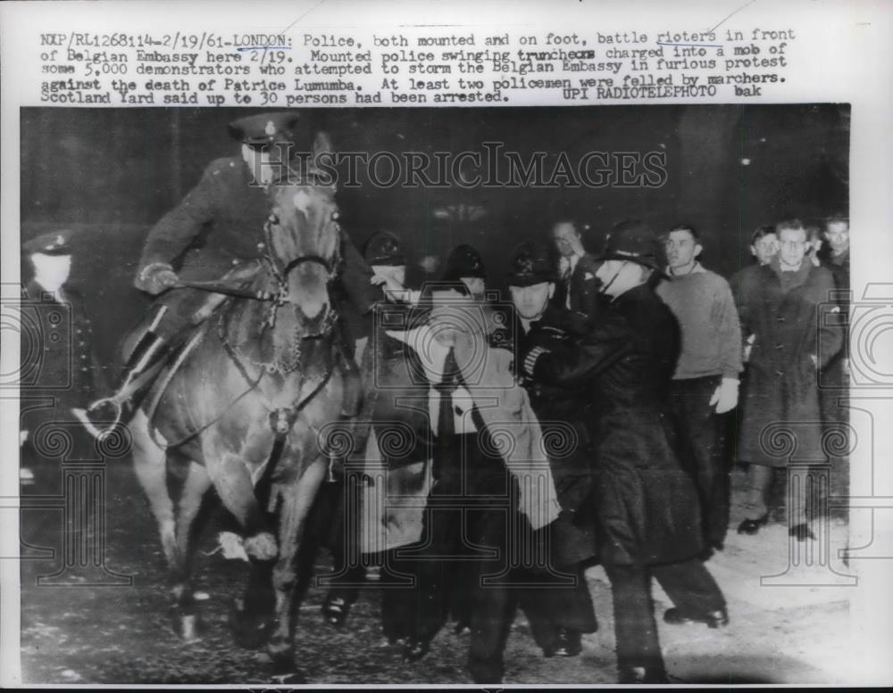 1961 Press Photo Police stopping rioters in front of Belgian Embassy - Historic Images
