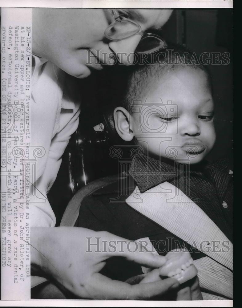 1954 Press Photo Henry Robinson, 5, Dr. John Gilster, Washington Univ. School - Historic Images