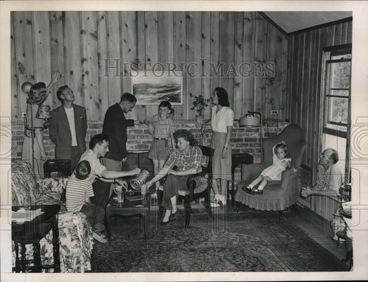 1947 Press Photo George Peabody, wife, in their Aluminum Home - Historic Images