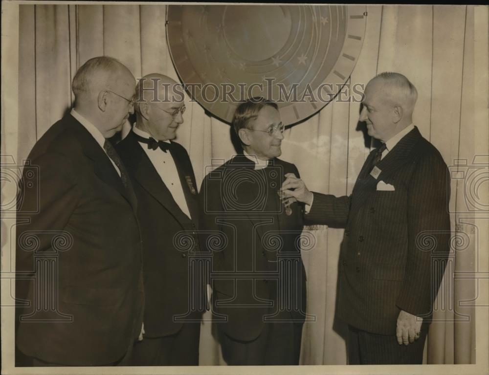 1941 Press Photo Boys Club President William Edward Hall Presents Service Medals - Historic Images