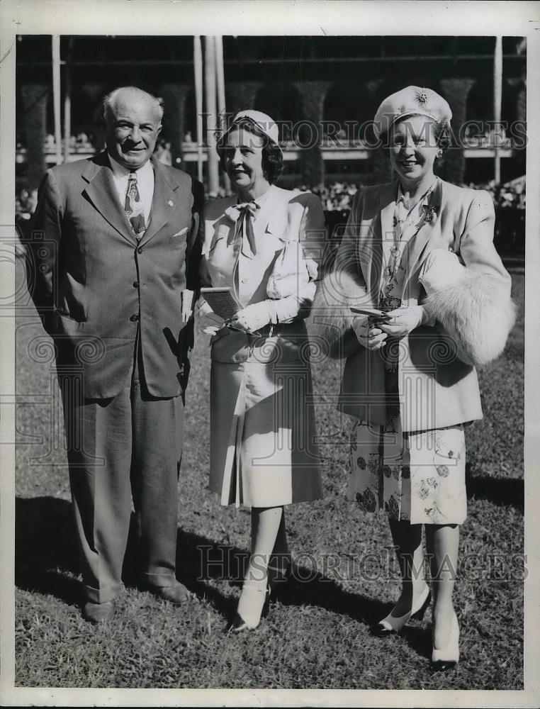 1946 Press Photo Bernard Gimbel, Mrs. Warren Wright, Mrs. Royce Martin at Races - Historic Images