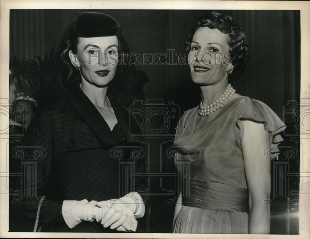 1957 Press Photo Mrs Wm R Hearst Jr & Mr sR Nixon at Wash. D.C. party - Historic Images