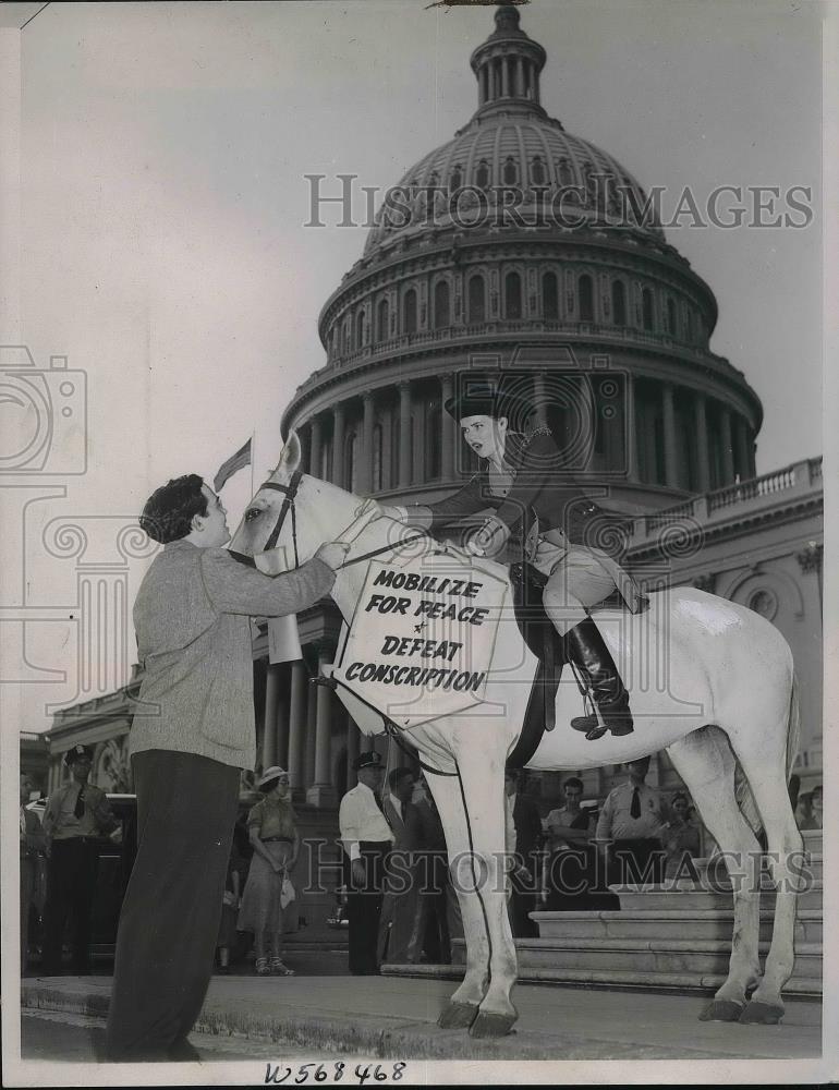 1940 Press Photo Elaine Sumners as &quot;Pauline Revere&quot; &amp; Senator Rush Holt - Historic Images