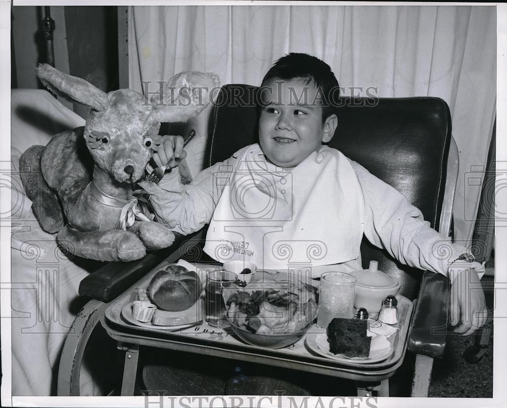 1956 Press Photo Chicago, Ill Randy Eckman, 7 at Mt Sinai hospital, luekemia - Historic Images