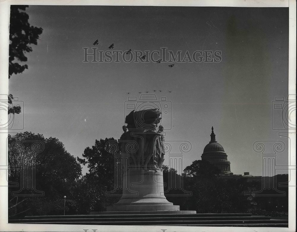 1932 Press Photo Squadron from Langley Field pass over Meade Memorial in D.C. - Historic Images