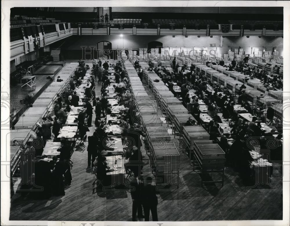 1941 Press Photo NYC workers tabulate votes for City Council - Historic Images