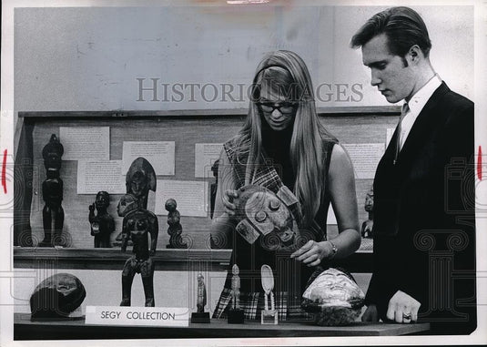 1969 Press Photo Christine Tilbert and Gary Hope, Students Looking at Sculptures - Historic Images
