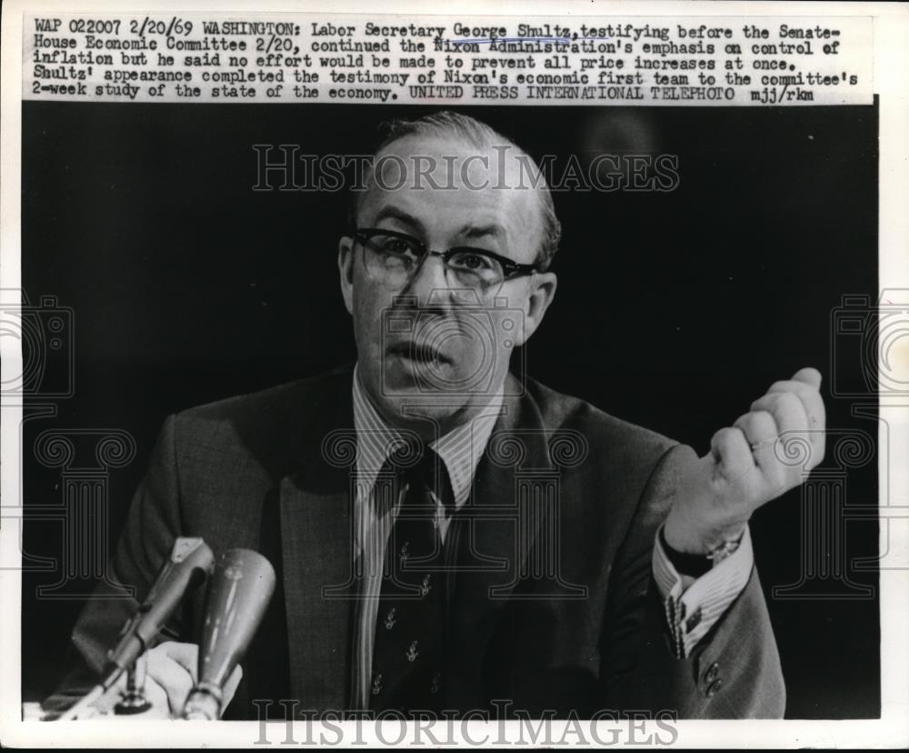 1969 Press Photo Labor Secretary George Shultz Testifies Before Economic Comm. - Historic Images