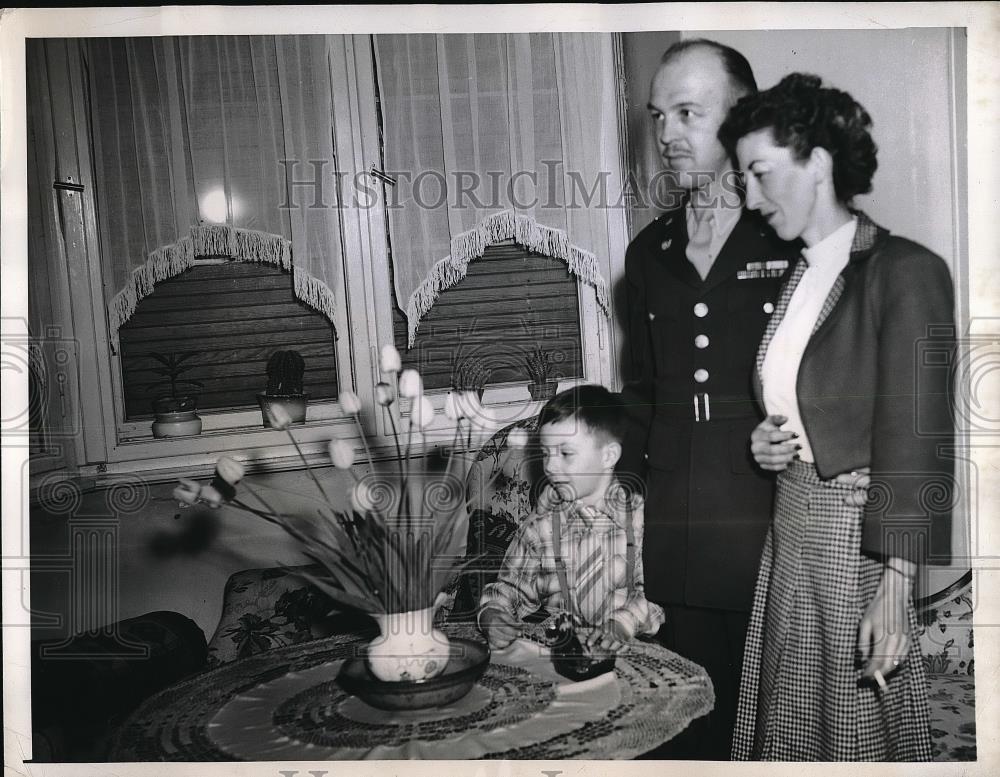 1946 Press Photo Jack Triden with his wife Anita and child Jackie - Historic Images