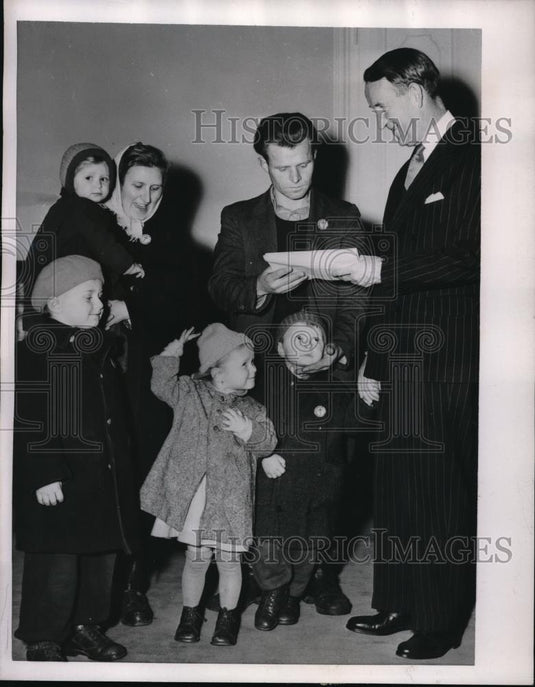 1956 Press Photo Gyula Lemke Age 5 & of Hungarian Refugee Family Coming to US - Historic Images
