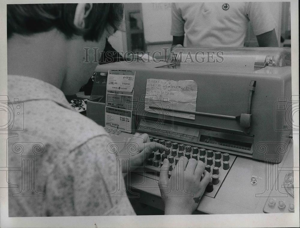 1966 Press Photo Beth Ward, Age 11, Works At Banking Proof Machine - Historic Images