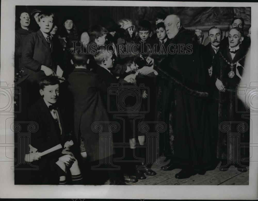 1923 Press Photo Sir William Trelore At Lunch at Guild Hall on New Years - Historic Images