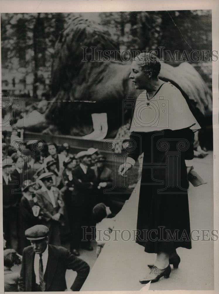 1936 Press Photo Monica Whatley at Trafalgar Square, London - Historic Images