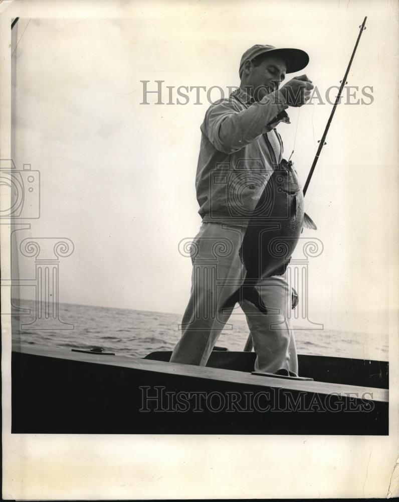 1940 Press Photo Terry Mowbray, sports director of Bermuda out fishing - Historic Images