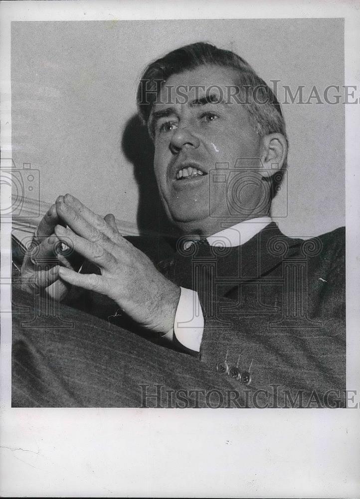 1944 Press Photo V.P. Henry A. Wallace Fingertips Together Talks to Newsmen - Historic Images