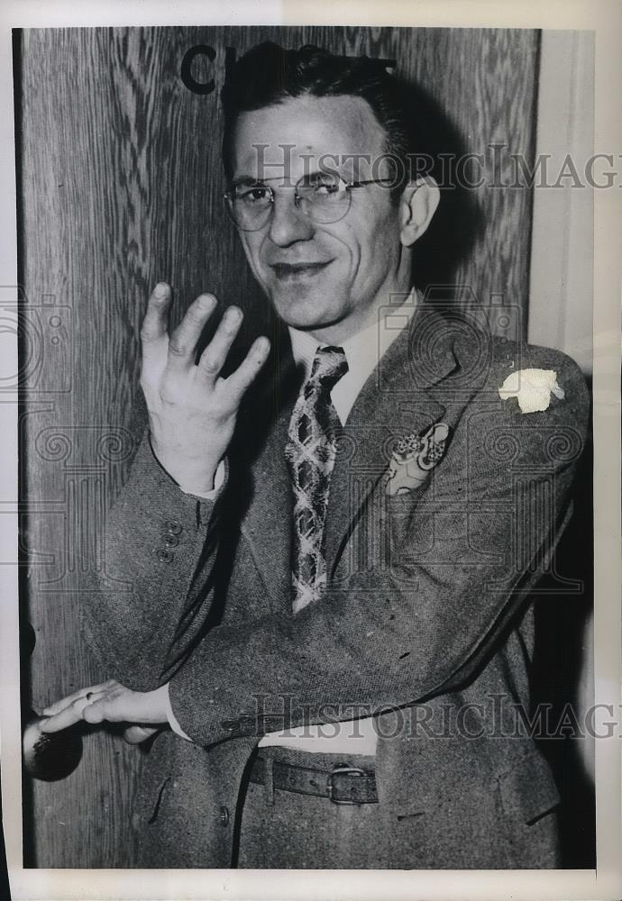 1948 Press Photo Andrew Zavada, new father of quadruplets, in Latrobe, PA - Historic Images