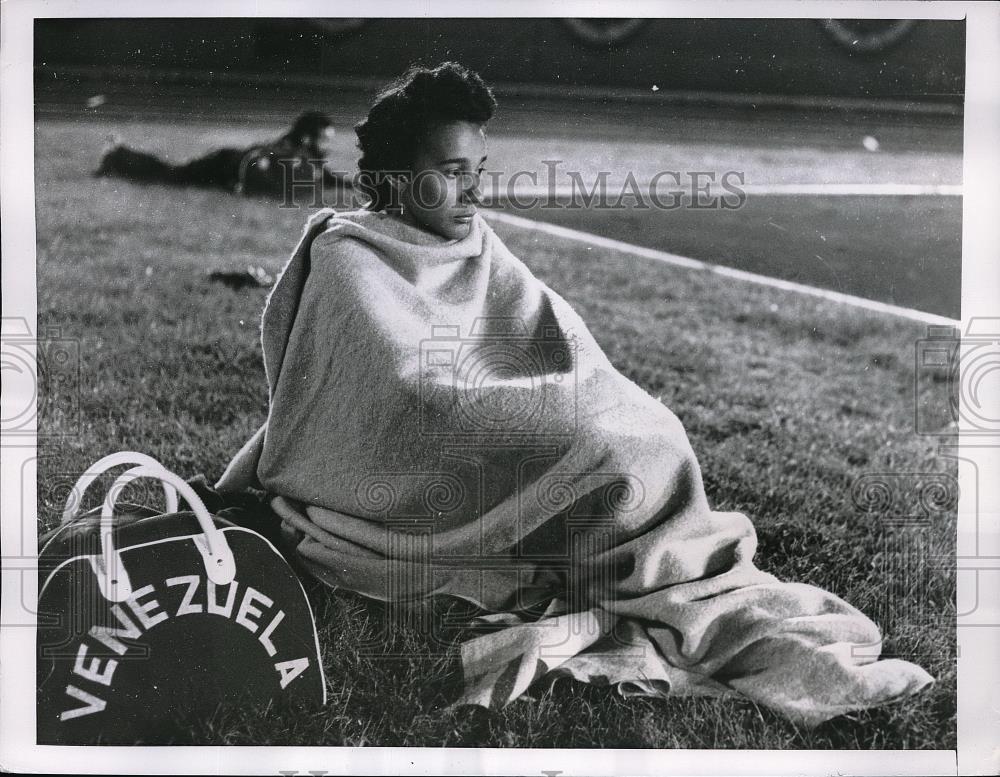 1959 Press Photo Benilde Ascanio Wrapped In Blanket During Pan American Event - Historic Images