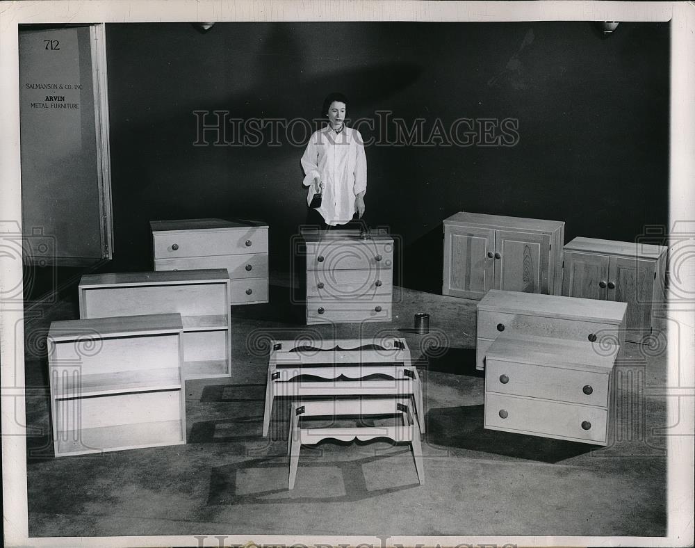 1950 Press Photo Model Emilie Anderson Looking At Versatile Furniture In Mart - Historic Images