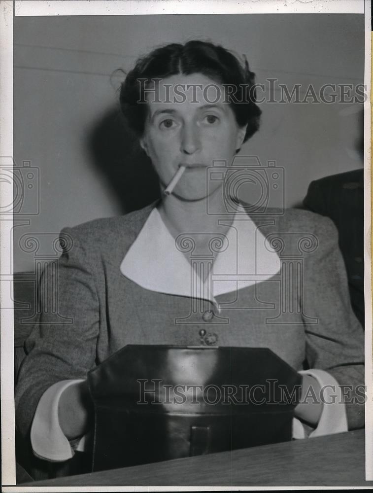 1944 Press Photo Mrs Frances Andrews at recess of trial in Salinas California - Historic Images